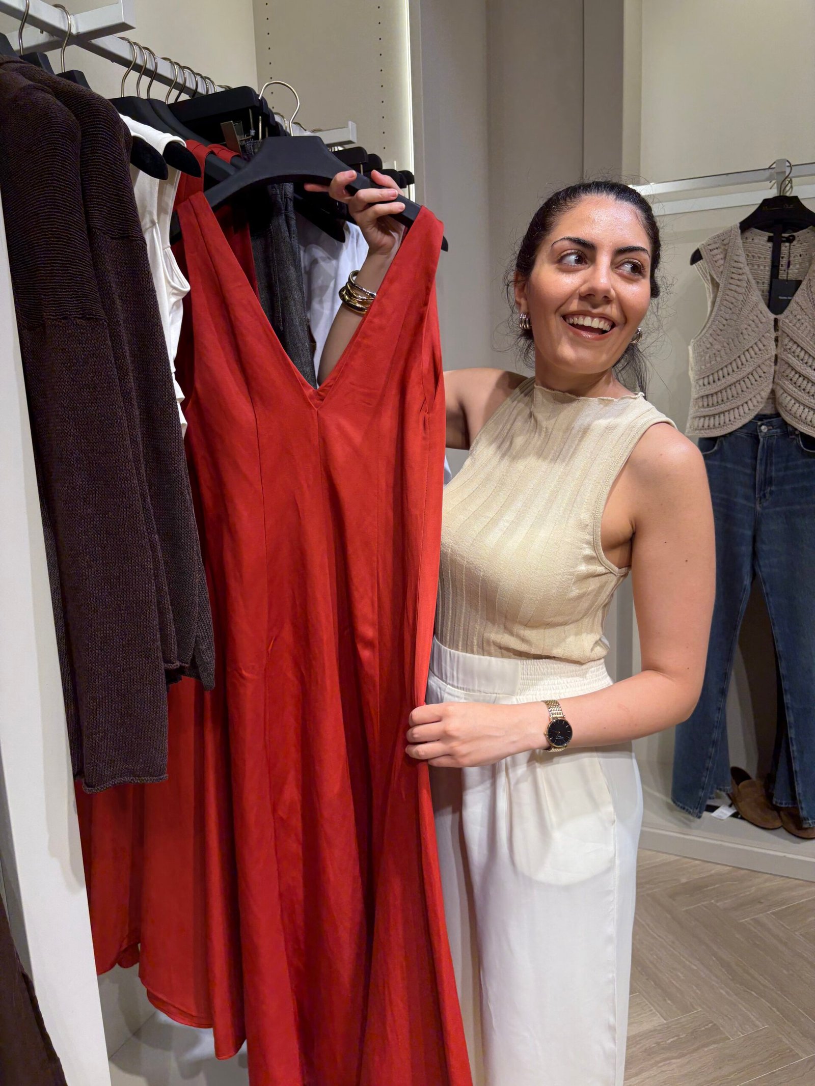 Maria Gharibyan toont een rode jurk